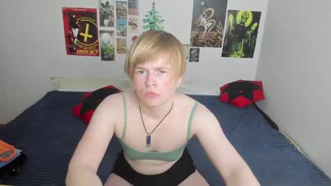 cattie_w_ online show from 22, 4, 2026