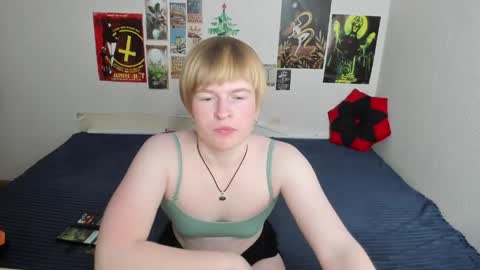 cattie_w_ online show from 25, 4, 2026