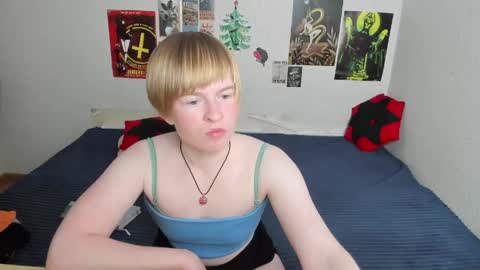 cattie_w_ online show from 28, 4, 2026