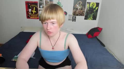 cattie_w_ online show from 28, 4, 2026