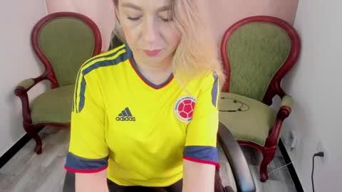 Snapshot of chanel_gold chatting on 14, 10, 2025 online show from 14, 10, 2025