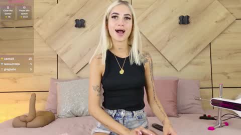 Snapshot of channelcrawford chatting on 8, 10, 2025 ChannelCrawford online show from 8, 10, 2025