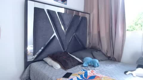 Chloe and Danna online show from 24, 4, 2026