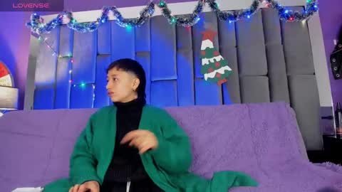 Isabella curly hair - Anastasia short hair  online show from 3, 12, 2024