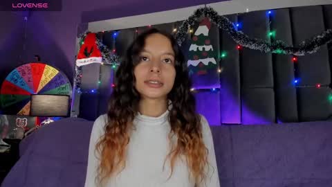 Isabella curly hair - Anastasia short hair  online show from 16, 12, 2024