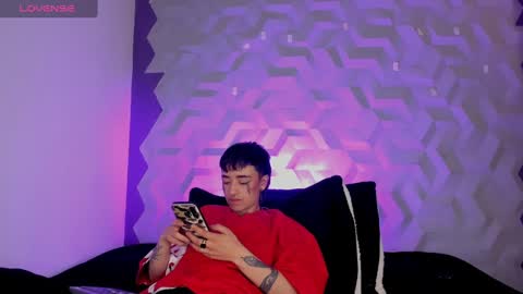 Isabella curly hair - Anastasia short hair  online show from 16, 12, 2024