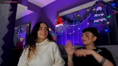 Isabella curly hair - Anastasia short hair  online show from 17, 12, 2024