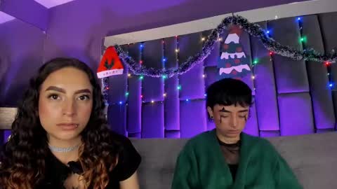 Isabella curly hair - Anastasia short hair  online show from 30, 12, 2024