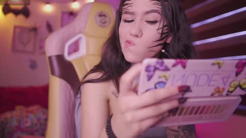 Snapshot of chloe_moons_ chatting on 28, 10, 2025 CLOE online show from 28, 10, 2025