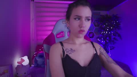 Snapshot of chloe_moons_ chatting on 4, 11, 2025 CLOE online show from 4, 11, 2025