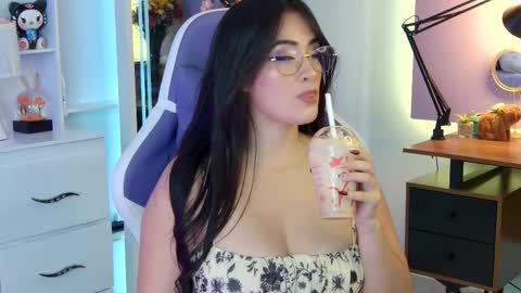 Snapshot of chloe_rem chatting on 11, 9, 2025 . online show from 11, 9, 2025