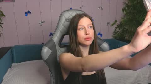 EvaBlonde TayaBrunette EliieBlack hair online show from 16, 1, 2026