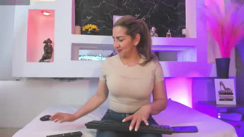 Cinthya  online show from 20, 2, 2026