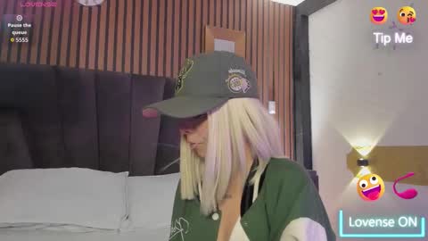 cleowhite_ online show from 24, 9, 2025