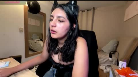 cloe small online show from 30, 10, 2025