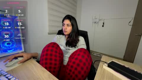 cloe small online show from 28, 4, 2026