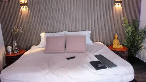 Cloe Harp  online show from 9, 10, 2025