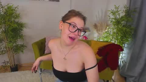 Collen Mon Tue Wed Thu Fri GMT 3 0300am - 0900am  online show from 24, 11, 2025