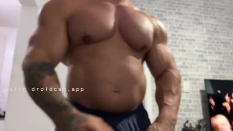 Snapshot of couplemuscle40 chatting on 9, 5, 2026 couplemuscle40 online show from 9, 5, 2026
