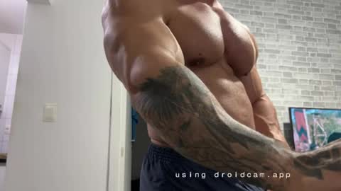 Snapshot of couplemuscle40 chatting on 30, 5, 2026 couplemuscle40 online show from 30, 5, 2026
