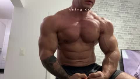 Snapshot of couplemuscle40 chatting on 8, 6, 2026 couplemuscle40 online show from 8, 6, 2026