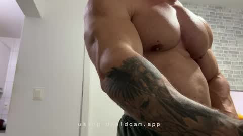 Snapshot of couplemuscle40 chatting on 9, 6, 2026 couplemuscle40 online show from 9, 6, 2026