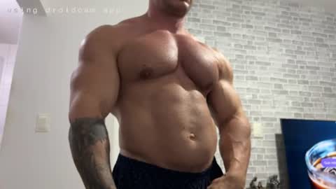 Snapshot of couplemuscle40 chatting on 15, 6, 2026 couplemuscle40 online show from 15, 6, 2026