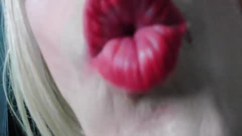 crislingery_doll online show from 1, 2, 2025