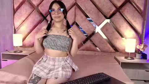 Snapshot of cristal_violeta chatting on 5, 12, 2025 CRISTAL VIOLETA online show from 5, 12, 2025