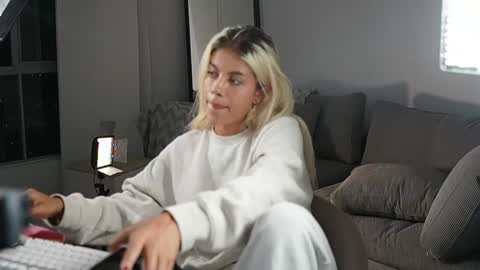 Snapshot of cristalhill chatting on 12, 4, 2026 Laura online show from 12, 4, 2026
