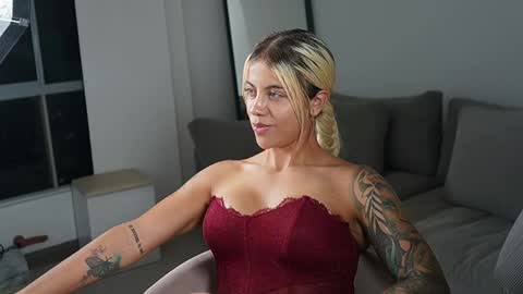 Snapshot of cristalhill chatting on 25, 4, 2026 Laura online show from 25, 4, 2026