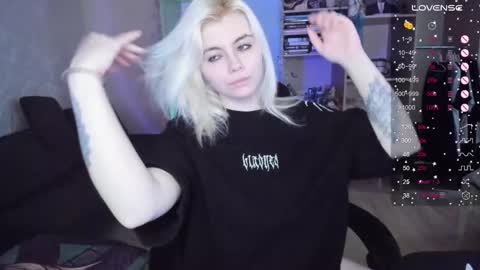 Snapshot of cryptobjgirlv2 chatting on 17, 12, 2025 Lilith online show from 17, 12, 2025