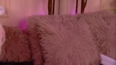 crystallred online show from 5, 2, 2026