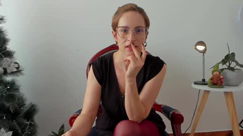 Snapshot of cuddlingbunnny chatting on 10, 12, 2024 Leonela online show from 10, 12, 2024