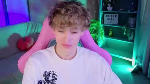 curly_twinkboy online show from 23, 7, 2026