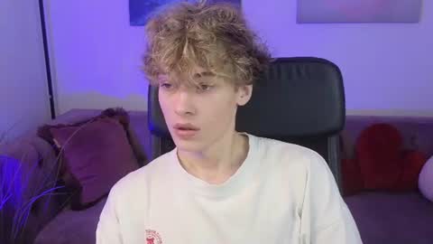 curly_twinkboy online show from 25, 7, 2026