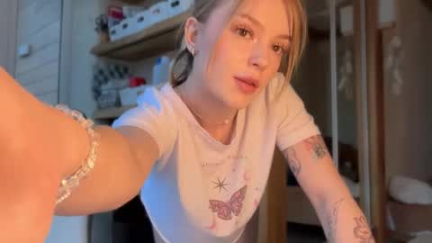 Im Emi streaming with my friend Reyna today online show from 24, 4, 2026