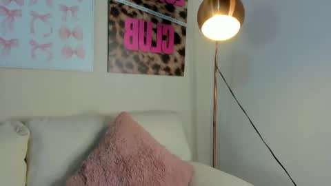 dafne_hillss online show from 14, 6, 2026