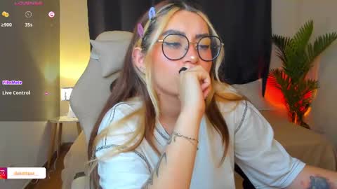 dakottaa__ online show from 24, 6, 2026