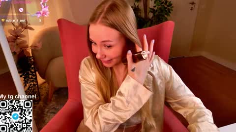 Snapshot of damn_emilia chatting on 4, 12, 2025 Emilia online show from 4, 12, 2025