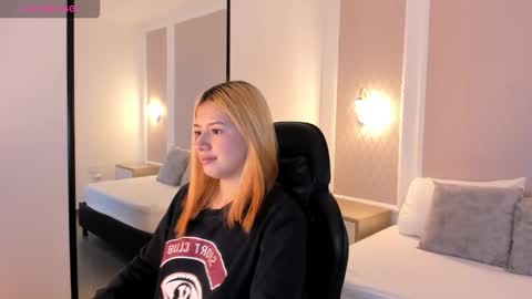 Snapshot of daniand_ chatting on 11, 11, 2025 D A N I A online show from 11, 11, 2025