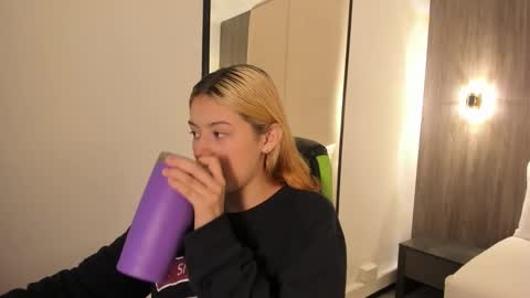 Snapshot of daniand_ chatting on 19, 11, 2025 D A N I A online show from 19, 11, 2025