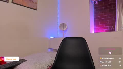 Danna Lovs online show from 12, 2, 2025