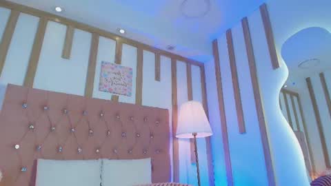 Daphne Velmont  online show from 14, 7, 2026