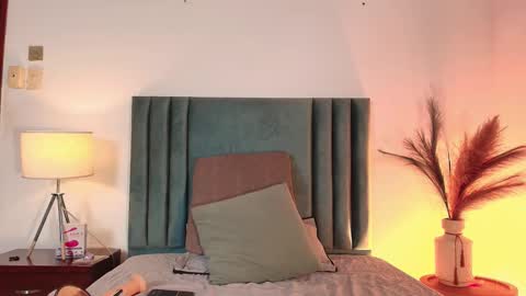 DAPHNE BEAUMONT online show from 27, 9, 2025