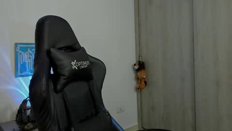 Snapshot of dave_max93 chatting on 4, 10, 2025 DAVE MAX online show from 4, 10, 2025