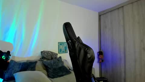 Snapshot of dave_max93 chatting on 21, 11, 2025 DAVE MAX online show from 21, 11, 2025