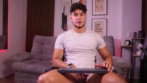 Snapshot of davies_brown chatting on 18, 11, 2025 Davies brown schedule 12pm to 5pm col time online show from 18, 11, 2025