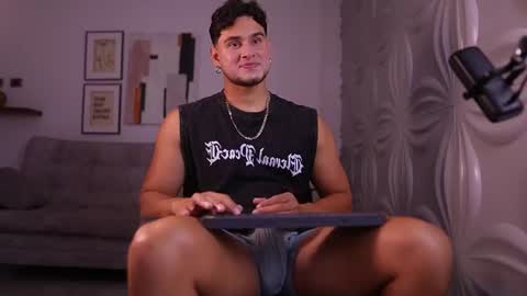 Snapshot of davies_brown chatting on 26, 6, 2026 Davies brown schedule 12pm to 5pm col time online show from 26, 6, 2026