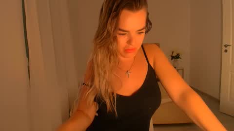 Snapshot of deliadelicious chatting on 10, 9, 2025 deliadelicious online show from 10, 9, 2025